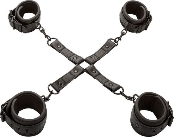 Set hog tie Nocturnal Collection di CalExotics, con quattro polsini neri e connettore centrale