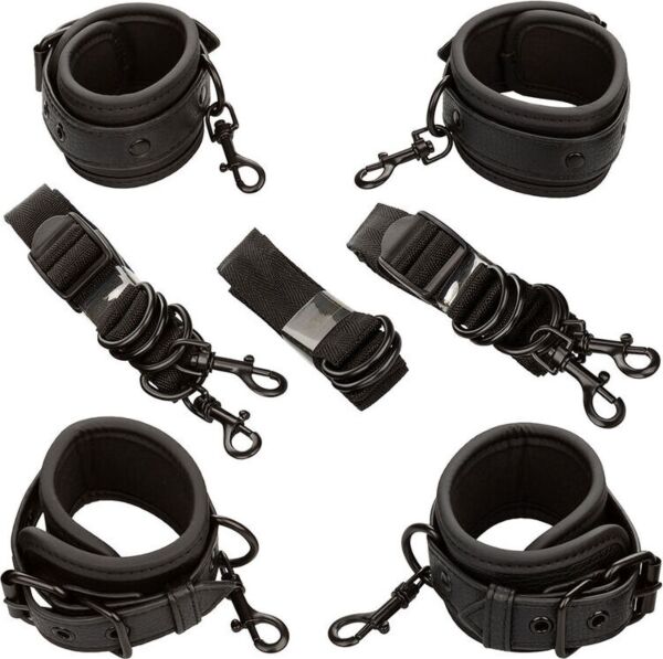 Set bondage da letto Nocturnal Collection Bed Restraints di CalExotics, con polsini e cinghie nere