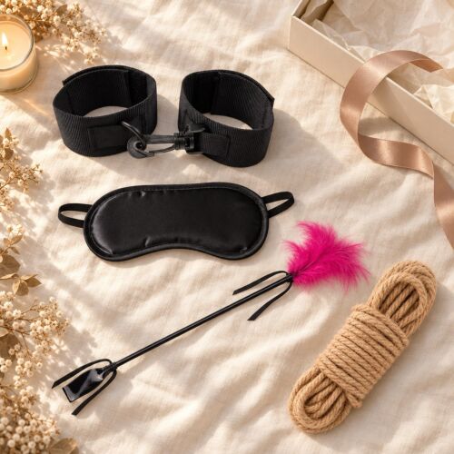 Kit bondage soft per principianti con manette, benda, frustino e corda – scena d'atmosfera (immagine generata con IA)