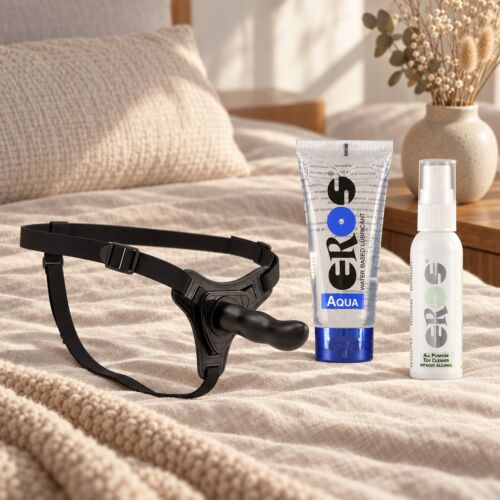 Kit strap-on per principianti con imbracatura universale e dildo in silicone – scena d'atmosfera (immagine generata con IA)