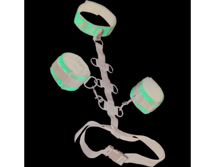 Collana trattenuta dal corpo