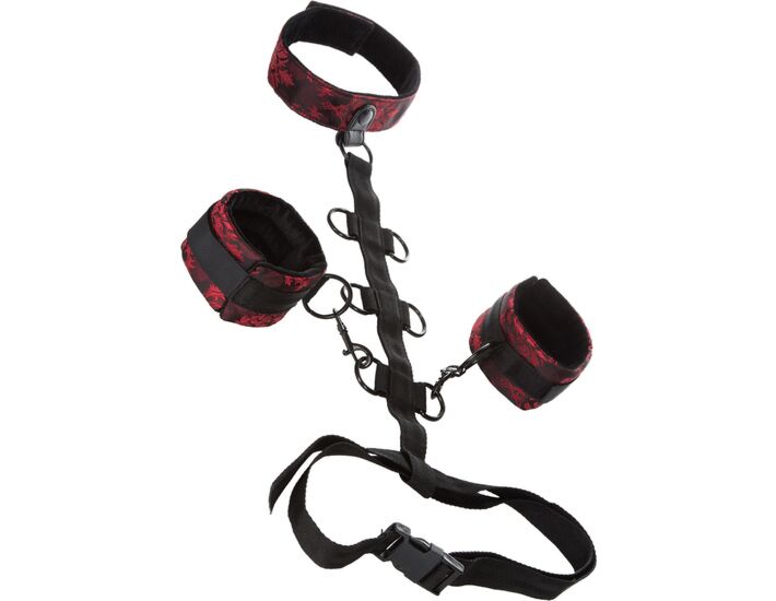 Collana trattenuta dal corpo