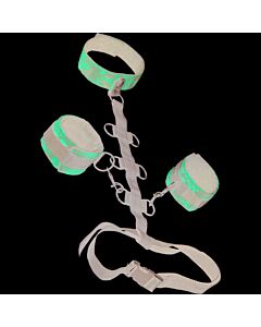 Collana trattenuta dal corpo