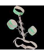 Collana trattenuta dal corpo