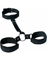 Sesso e malizia che trattengono i polsi e il collo