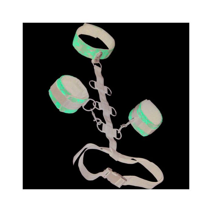 Collana trattenuta dal corpo