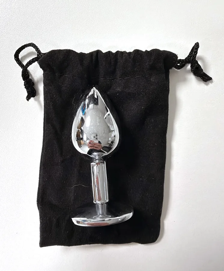 Il nostro plug anale Secretplay in metallo, taglia S, sulla sua borsa di velluto