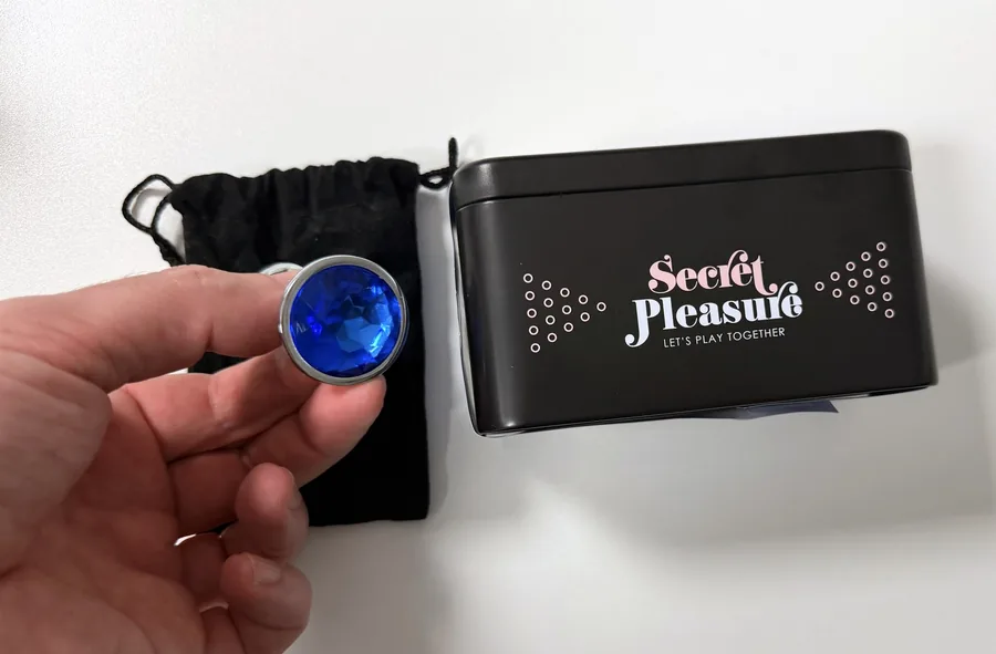 Il gioiello blu alla base del plug, in mano